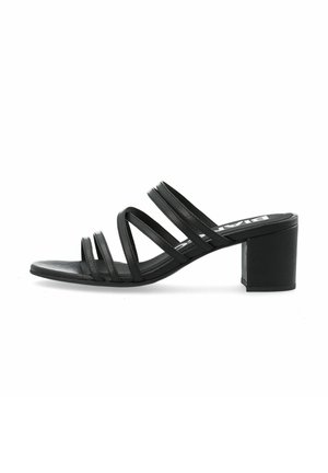 Sandalias negras de tacón con un tacón bloque, que presentan múltiples tiras finas a lo largo del empeine y un diseño de punta abierta, fabricadas con un material suave.