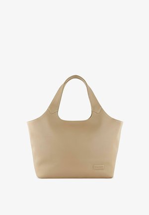 Borsa a tracolla in pelle beige con una texture morbida, apertura ampia nella parte superiore e manici arrotondati. Presenta un design minimalista e un branding sottile sul davanti.
