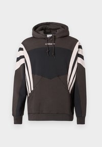 Sötétszürke és fekete Adidas kapucnis pulóver fehér csíkokkal az ujjakon és az elülső zsebén, húzózsinóros kapucnival és logóval a mellkasnál.