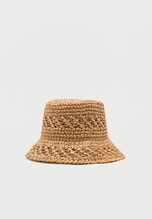 Chapeau seau en paille tannée tissée avec un motif décoratif en tissage ouvert autour de la calotte et du bord.