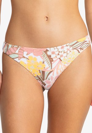 Blomsterbikini-bund med hvid baggrund, pink, gule og brune blomster, med en glat tekstur og moderat dækning.