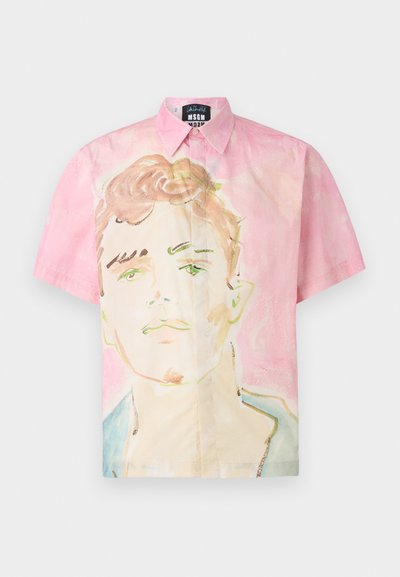 Camisa de manga corta en tela rosa con una ilustración artística de una cara, en colores suaves y con cuello abotonado.