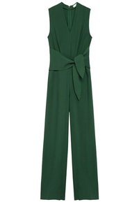 Jumpsuit vert sans manches avec un décolleté en V profond, taille cintrée et ceinture nouée. Fabriqué dans un tissu doux et texturé ; design à jambes larges.