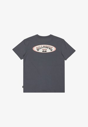 Pilkas medvilnės marškinėliai su suapvalinta grafika ant nugaros, kurioje yra "Billabong" tekstas ir banga motyvas kontrastingomis spalvomis.