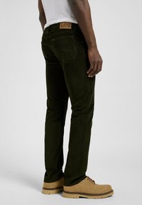 Lee RIDER - Vaqueros slim fit - olive_night