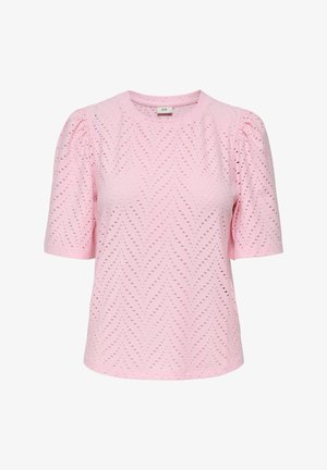 Jasnoróżowa bluzka z krótkim rękawem, z wzorem z ażurowych motywów w kształcie jodełki, lekko bufianymi ramionami, okrągłym dekoltem i dopasowaną talią.