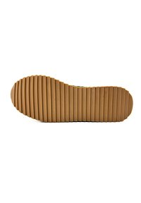 Suola di scarpa in gomma con superficie testurizzata e scanalata. Colore marrone chiaro con scanalature orizzontali per trazione e durata. Design della punta arrotondata.