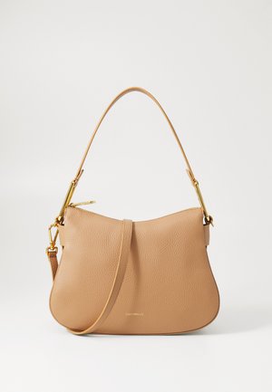 Sac à main en cuir tan avec un corps incurvé, quincaillerie dorée, une courte anse et une sangle longue amovible. Présente une finition texturée et un détail de logo.