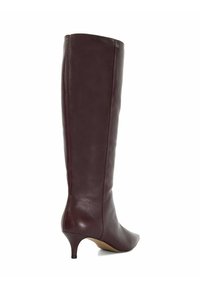 Bordeaux leren hoge laars tot de knie met een spitse neus, slanke hak en een gladde textuur; minimalistisch ontwerp zonder zichtbare hardware.