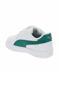 Zapatilla blanca con un upper liso, que presenta un detalle de cuero verde y un logo dorado en el talón. Suela de goma y diseño bajo.