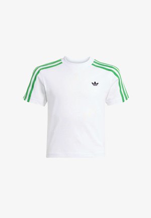 T-shirt blanc à manches courtes en coton, avec des accents verts à trois bandes sur les épaules et un petit logo noir sur la poitrine.