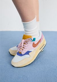 AIR MAX 1 '87  - Joggesko - grain/rugged orange/violet/royal blue/pure platinum