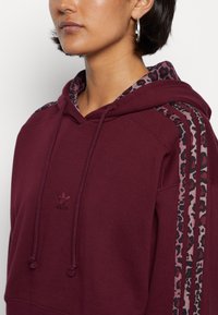 adidas Originals LEOPARD CROPPED HOODY - Mikina s kapucí - maroon/multicolor
