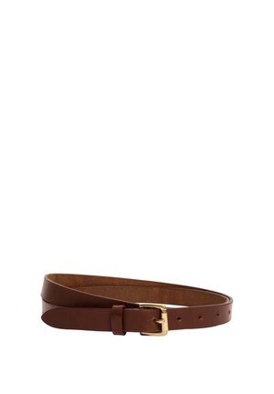 Ceinture en cuir marron avec une boucle rectangulaire dorée, roulée et posée sur un fond blanc.