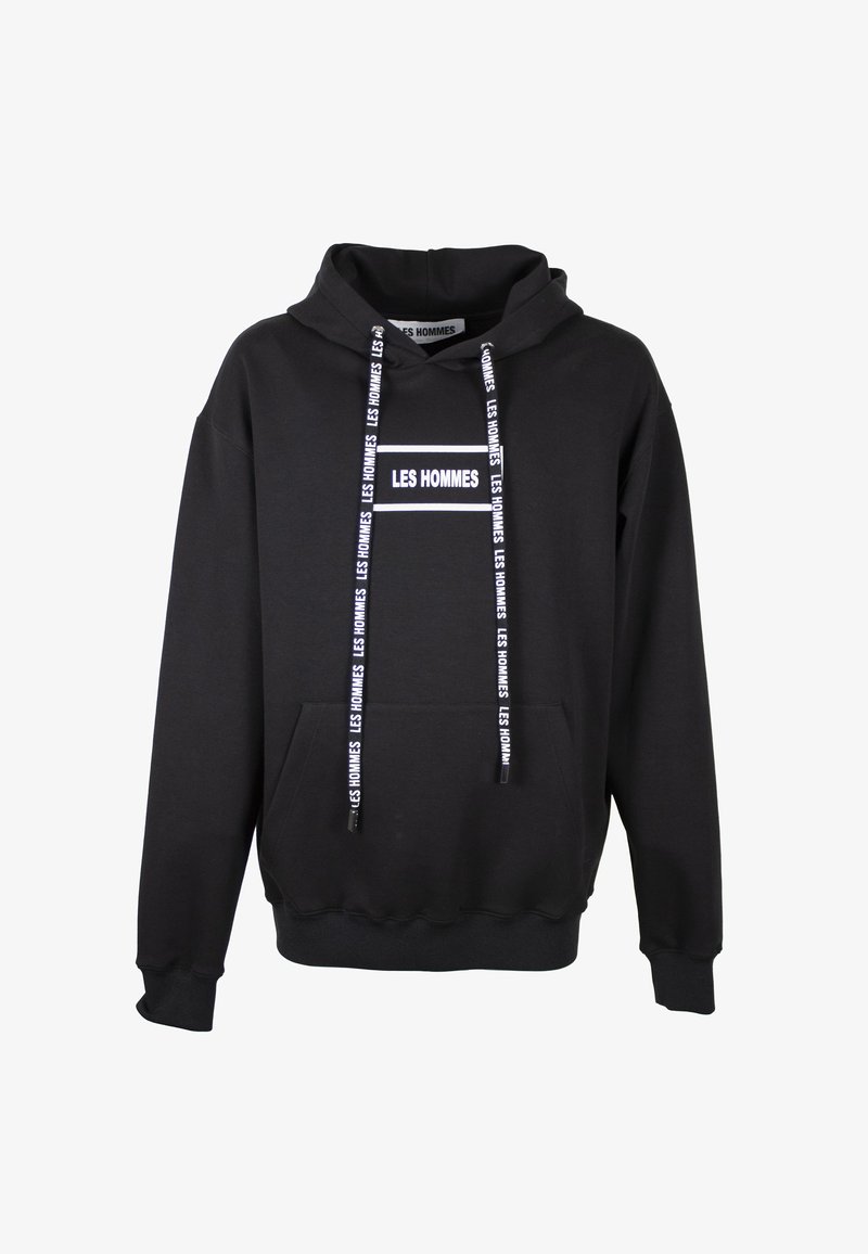 Zwarte hoodie met voorzak in kangaroostijl, witte "LES HOMMES" tekst op de borst en bijpassende geschenkte koordjes met merknaam.
