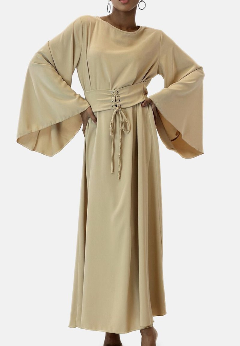 Beige, langärmeliges Kleid mit weiten Glockenärmeln und einer taillierten Passform mit Schnürdetail. Aus glattem Stoff gefertigt, reicht bis zum Knöchel.