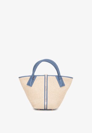 Piccola borsa a mano beige intrecciata con manici in pelle blu intrecciata e rifiniture in pelle blu su sfondo bianco.