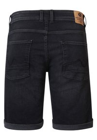 Pantalones cortos de mezclilla oscura con dobladillos enrollados, que presentan dos bolsillos traseros y costuras más claras. Etiqueta en la cintura con el logo de la marca.