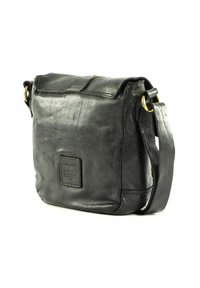 Borsa a tracolla nera in pelle con finitura testurizzata, dotata di chiusura a pattina, dettagli in metallo dorato e etichetta rettangolare.