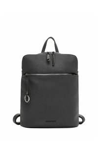 Svart ryggsäck i läder med texturerad yta, topphandtag, framficka med dragkedja och justerbara axelband. Har silverfärgade metallaccenter.