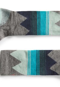 Calcetines multicolores con patrones geométricos en gris, azul verdoso y azul marino. Textura suave con diseños de rayas y zigzagueantes.