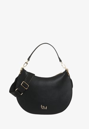 Zwarte handtas met een gebogen silhouet, gemaakt van getextureerd leer. Heeft een gouden logo, een afneembare riem en hardwareaccenten in goudkleur.