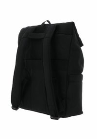 Sac à dos en tissu noir avec bretelles rembourrées réglables, une poignée supérieure et deux poches latérales. Présente un design plat et structuré.