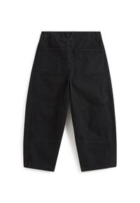 Pantalones cargo de mezclilla negra con un corte relajado, que cuentan con múltiples bolsillos, diseño de patchwork y costuras visibles, mostrados desde la parte trasera.