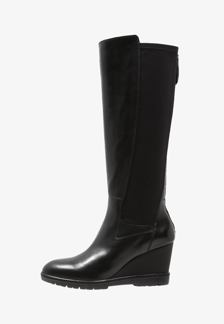 Botte compensée noire montante jusqu'au genou avec l'avant en cuir lisse et le panneau arrière en tissu extensible, bout arrondi et semelle en caoutchouc.