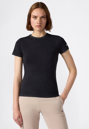 Zwart aangesloten t-shirt van zacht stof, met korte mouwen en een ronde hals. Inclusief een klein logo op de linkermouw.