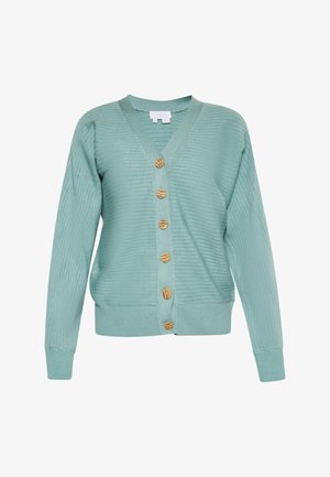 Világos türkiz színű, bordázott kardigán V-nyakú kialakítással, fából készült gombokkal az elején, valamint hosszú ujjakkal, amelyek bordázott mandzsettába végződnek.