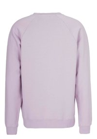 Lila crewneck sweatshirt dengan manset dan pinggang rib yang memiliki tekstur halus dan lengan raglan. Desain sederhana dengan warna polos.