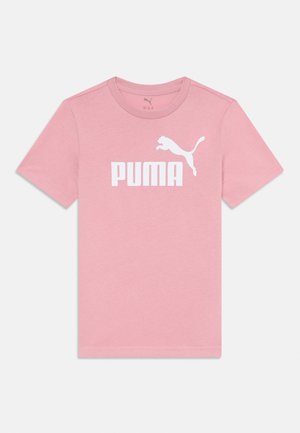Világos rózsaszín pamut póló, amelyen egy nagy fehér "PUMA" logó és egy ugró puma grafika látható az elején. Klasszikus kerek nyakú, rövid ujjú.
