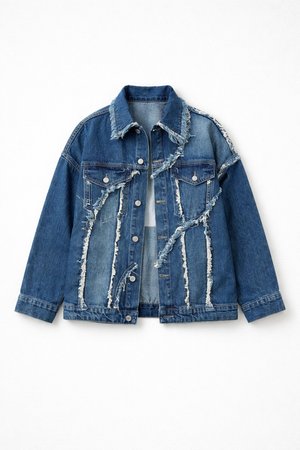 Džínová bunda s modrým vypráním, které obsahuje opotřebované detaily, třepení na okrajích, dvě přední kapsy a stříbrné knoflíky.