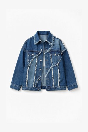 Jeansjacke mit blauem Waschungseffekt, versehen mit abgenutzten Details, ausgefransten Kanten, zwei Vorderentaschen und silbernen Metallknöpfen.