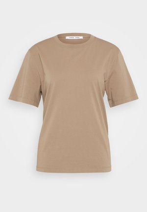 Bruine katoenen T-shirt met korte mouwen, ronde hals en subtiele reliëftekst op de voorkant. Gladde textuur en losse pasvorm.