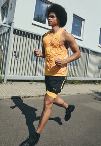 Puma RUN FAVORITE AOP SINGLET M - Top - sun stream