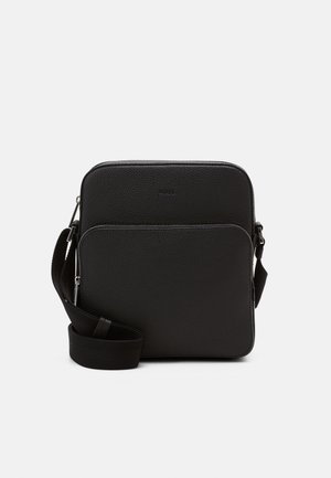 Schwarze Ledertasche für die Schulter mit strukturierter Oberfläche, Reißverschluss und verstellbarem Tragegurt. Verfügt über ein einfaches, rechteckiges Design.