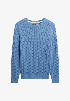 Hellblauer Strickpullover mit Kabelmuster, rundem Ausschnitt, gerippten Bündchen und Saum sowie einem kleinen Logo-Detail am Ärmel.