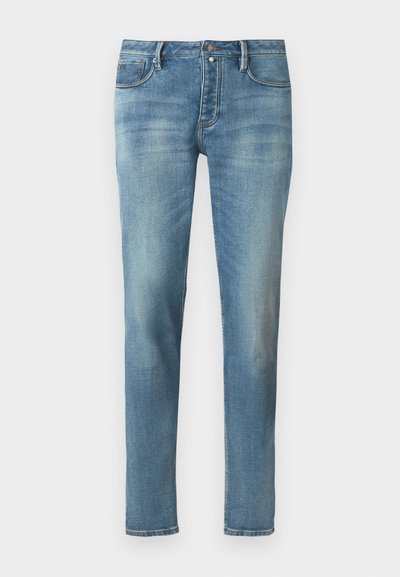 Lys blå denimjeans, rett passform, middels høyde, fem-pocket design, subtil bleking og lett slitt tekstur langs sømmene.