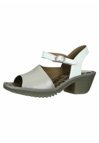 Sandal s otevřenou špičkou v metalicky stříbrné a bílé kůži. Obsahuje zadní pásek se sponou a texturovanou šedou gumovou podrážku.
