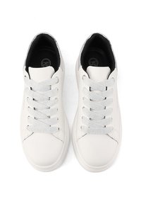 Sneaker bianche in pelle con lacci grigi. Forma della punta arrotondata, design minimalista e un morbido rivestimento nero all'apertura della scarpa.