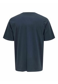 Donker marineblauw T-shirt met korte mouwen, gemaakt van zachte katoen, heeft een klassieke ronde hals en een ontspannen pasvorm met een rechte zoom. Eenvoudig ontwerp.