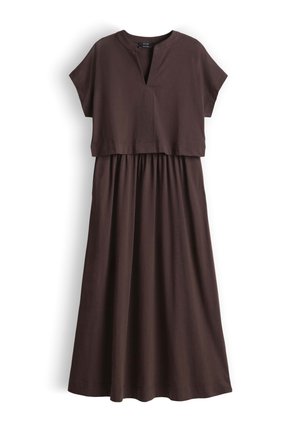 Braunes Midi-Kleid mit kurzen Ärmeln, V-Ausschnitt und geraffter Taille, flach auf weißem Hintergrund dargestellt.