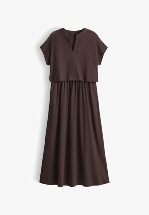 Braunes Midi-Kleid mit kurzen Ärmeln, V-Ausschnitt und geraffter Taille, flach auf weißem Hintergrund dargestellt.