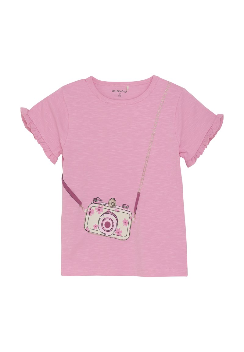 Lyserød kortærmet t-shirt med flæser på ærmerne, der har et trykt kameradesign med blomsterakcenter og en kontrastfarvet kæde.