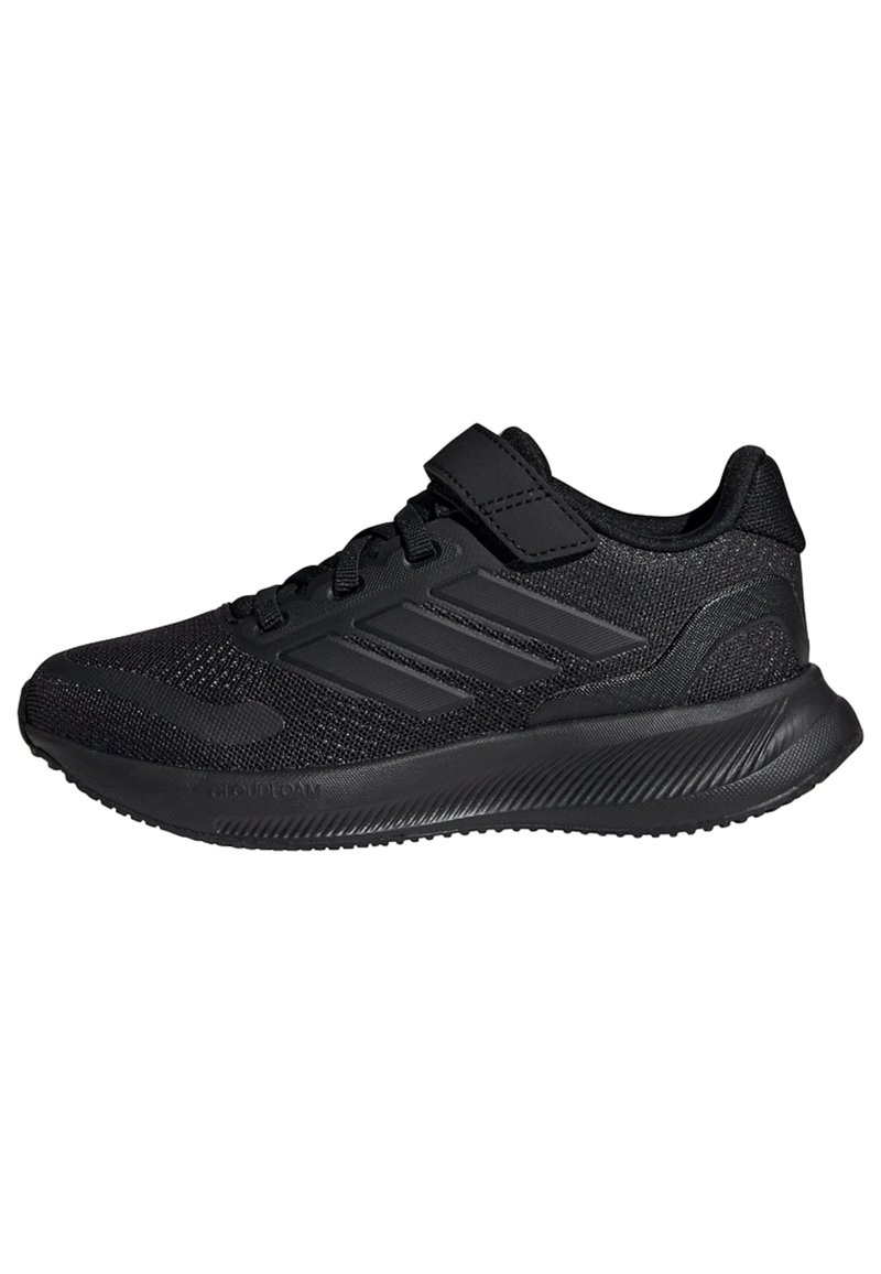 Chaussures de sport noires avec une tige en maille respirante, semelle épaisse, sangle réglable et accents texturés. Dotées de trois bandes horizontales.