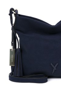 Borsa in pelle blu navy perforata con una forma strutturata, dotata di un tassello removibile e di un'etichetta metallica con il nome del marchio. Inclusa una tracolla regolabile.