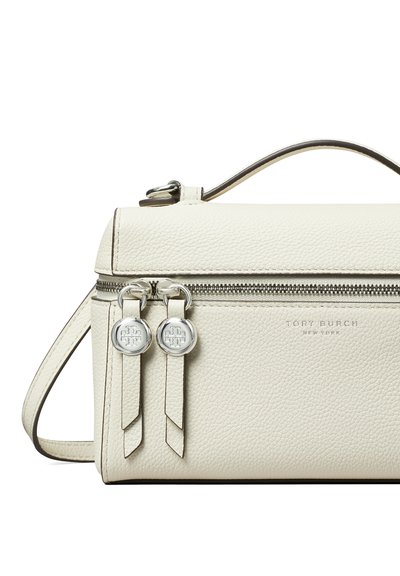 Borsa Tory Burch in pelle bianca testurizzata con doppi cursori argento e manico superiore su sfondo bianco.