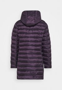Manteau matelassé violet avec capuche, mettant en avant un design en canaux verticaux. Fabriqué à partir d'un matériau léger et glossy.